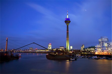 simsearch:700-05948177,k - Dusseldorf, North Rhine Westphalia, Germany, The Harbour area buildings including the Neuer Zollhof buildings and the famed Rheinturm Tower Fotografie stock - Rights-Managed, Codice: 862-06541771