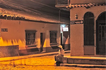 Old man sitting on curb at night, Copan Ruinas, Central America, Honduras. Photographie de stock - Rights-Managed, Code: 862-06541889