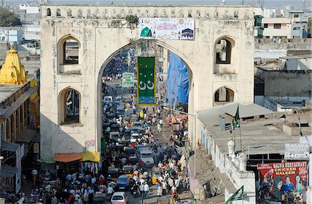 India, Andhra Pradesh, Hyderabad. Charkaman, or Four Arches, built in the 1590s still has dense traffic passing through its main archway. Photographie de stock - Rights-Managed, Code: 862-06541940