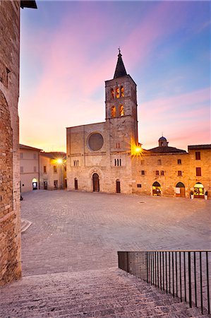 Italy, Umbria, Perugia district, Bevagna. Piazza Silvestri and San Michele Cathedral. Photographie de stock - Rights-Managed, Code: 862-06542055