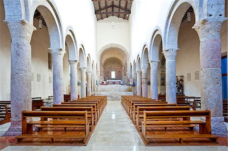 Italy, Umbria, Perugia district, Bevagna. San Michele Cathedral, Interior. Photographie de stock - Rights-Managed, Code: 862-06542051