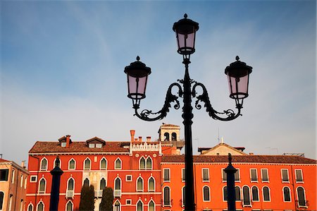 Venice, Veneto, Italy, A lamp post and coloured buildings across the Gran Canal Stockbilder - Lizenzpflichtiges, Bildnummer: 862-06542093