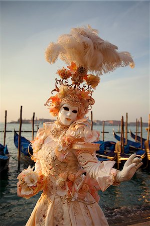 Venice, Veneto, Italy, A mask posing in front of gondolas at the bacino di San Marco during carnival. Photographie de stock - Rights-Managed, Code: 862-06542105