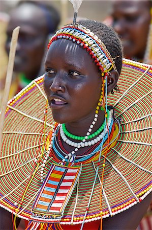 A young Pokot woman sings to celebrate the opening of a new pre primary school at Ngaini, a remote area of the Kerio Valley. Despite her youth, her jewellery denotes she is already married. Foto de stock - Con derechos protegidos, Código: 862-06542264