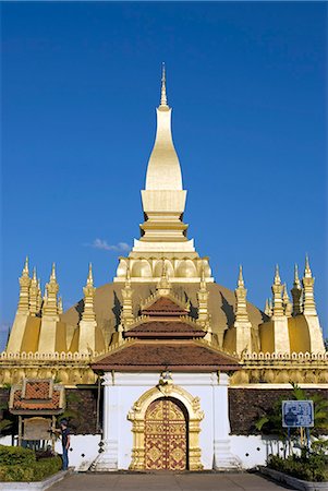 simsearch:862-06542306,k - Laos, Vientiane, Pha That Luang temple. A national symbol, and the most important monument in Laos, the temple dates from the 3rd century, but was reconstructed in the 1930s. Photographie de stock - Rights-Managed, Code: 862-06542307