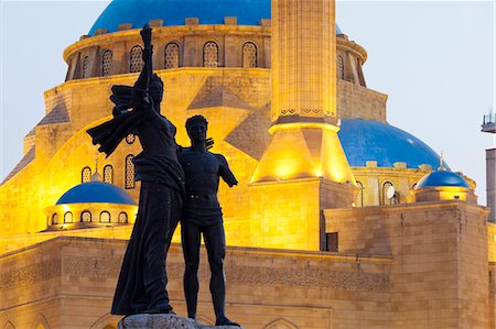 Lebanon, Beirut. Statue in Martyrs Square and Mohammed AlAmin Mosque at dusk. Photographie de stock - Rights-Managed, Code: 862-06542324