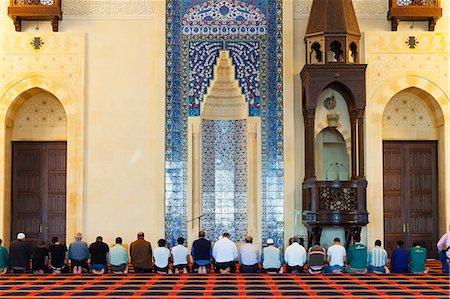 Lebanon, Beirut. Men praying inside the  Mohammed AlAmin Mosque. Fotografie stock - Rights-Managed, Codice: 862-06542320