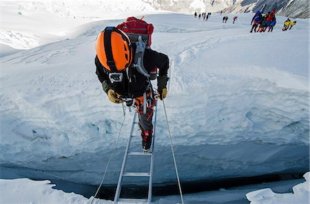 Asia, Nepal, Himalayas, Sagarmatha National Park, Solu Khumbu Everest Region, the Khumbu icefall on Mt Everest, climbers crossing ladders over a crevasse Photographie de stock - Rights-Managed, Code: 862-06542439