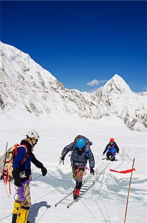 Asia, Nepal, Himalayas, Sagarmatha National Park, Solu Khumbu Everest Region, climbers crossing ladders over a crevasse Foto de stock - Con derechos protegidos, Código: 862-06542448