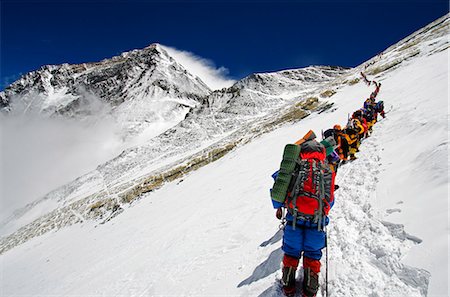 simsearch:862-06542445,k - Asia, Nepal, Himalayas, Sagarmatha National Park, Solu Khumbu Everest Region, a line of climbers on the Lhotse Face approaching the Yellow Band with Everest, 8850m, above Foto de stock - Con derechos protegidos, Código: 862-06542487