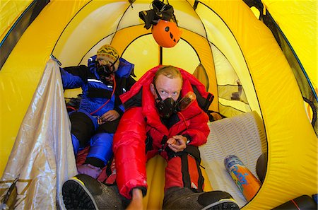 Asia, Nepal, Himalayas, Sagarmatha National Park, Solu Khumbu Everest Region, South Col, 8000m, of Mt Everest, climbers using oxygen in their tent Foto de stock - Direito Controlado, Número: 862-06542490