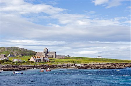 Scotland, Western Isles, Hebrides, Iona. Cottages and Iona Abbey. Foto de stock - Con derechos protegidos, Código: 862-06542707