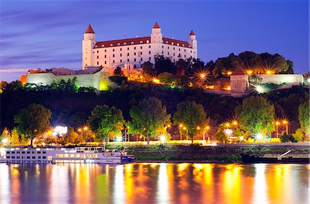 slovakia - Europe, Slovakia, Bratislava, Bratislava Castle on the Danube River Photographie de stock - Rights-Managed, Code: 862-06542714