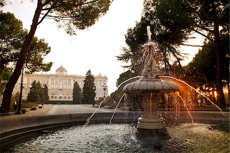 fountain plaza statue - Fountain near Photographie de stock - Rights-Managed, Code: 862-06542774