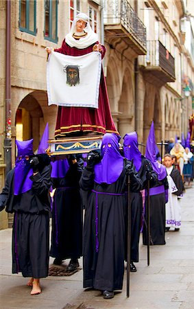 Santiago de Compostela, Galicia, Northern Spain, Nazarenos carrying statue during Semana Santa processions Foto de stock - Con derechos protegidos, Código: 862-06542793