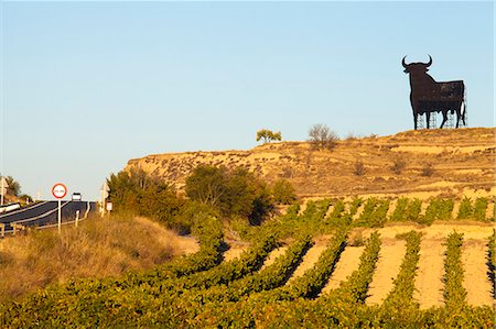 spagnola - Bull silhouette, classic symbol on the roads of Spain, La Rioja, Spain Fotografie stock - Rights-Managed, Codice: 862-06542882