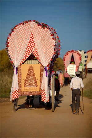 el rocio - Seville, Andalusia, Spain. Colourful wagons on the way to the village of El Rocio during the El Rocio Pilgrimage Foto de stock - Con derechos protegidos, Código: 862-06542955