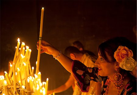 el rocio - El Rocio, Huelva, Southern Spain. Believers lighting candles during the annual Romeria of El Rocio Foto de stock - Con derechos protegidos, Código: 862-06542976