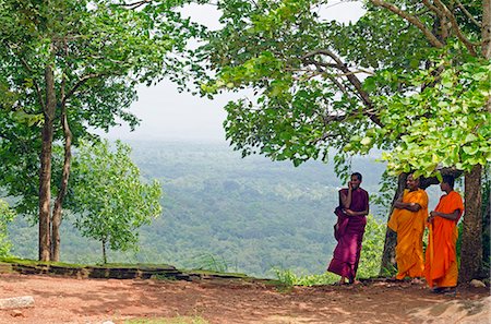simsearch:862-06543055,k - Sri Lanka, North Central Province, Sigiriya,  monks at the summit of Sigiriya rock fortress Foto de stock - Con derechos protegidos, Código: 862-06543030