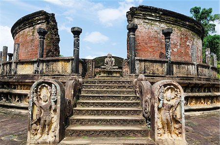 simsearch:862-08091116,k - Sri Lanka, North Central Province Polonnaruwa, UNESCO World Heritage Site, Vatadage, Quadrangle, Stairway with Naga King guard stones and sitting Buddha statue Foto de stock - Con derechos protegidos, Código: 862-06543046