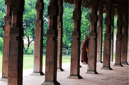 Sri Lanka, Sacred city of Kandy, UNESCO World Heritage Site, Temple of the Tooth, Sri Dalada Maligawa, monk making a phone call Photographie de stock - Rights-Managed, Code: 862-06543040