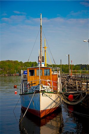 simsearch:400-04472709,k - Gothenburg, Sweden. A wooden boat converted into a cafe moored in the old port area of the city. Foto de stock - Con derechos protegidos, Código: 862-06543059