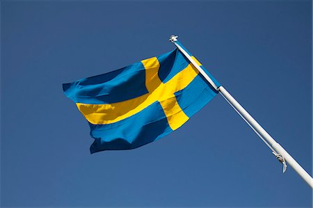 flussmündung - Gothenburg, Sweden. The Swedish national flag flies from the back of a city ferry. Stockbilder - Lizenzpflichtiges, Bildnummer: 862-06543061