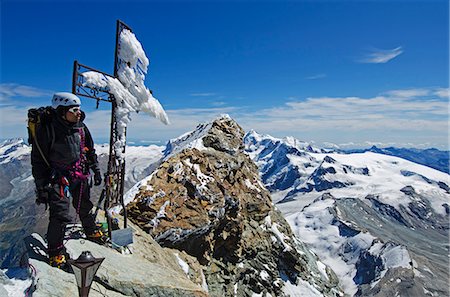 simsearch:862-06543096,k - Europe, Switzerland, Swiss Alps, Valais, Zermatt, cross and climber on summit of The Matterhorn , 4478m, MR, Fotografie stock - Rights-Managed, Codice: 862-06543092