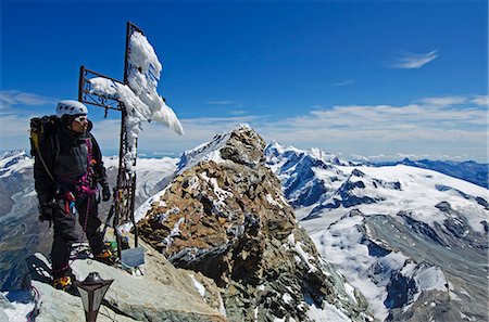 simsearch:862-06543340,k - Europe, Switzerland, Swiss Alps, Valais, Zermatt, cross and climber on summit of The Matterhorn , 4478m, MR, Foto de stock - Con derechos protegidos, Código: 862-06543092