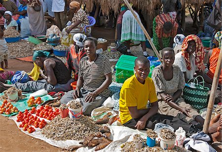 Women selling dried fish and tomatoes at a busy roadside market near Puranga, Uganda, Africa Photographie de stock - Rights-Managed, Code: 862-06543137