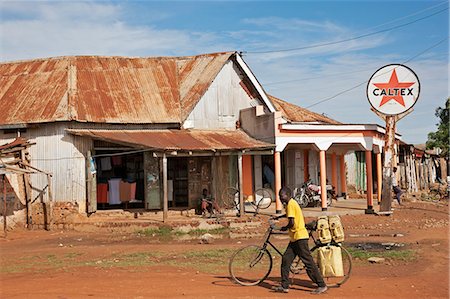 An old Caltex petrol sign outside a corner shop in Bukedea, Uganda, Africa Foto de stock - Con derechos protegidos, Código: 862-06543132