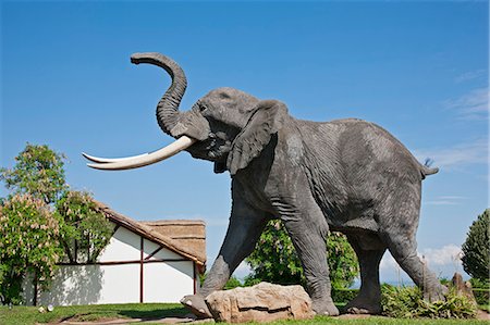 The larger than life size sculpture of an African elephant that stands at the entrance to the Mweya Safari Lodge in Queen Elizabeth National Park, Uganda, Africa Photographie de stock - Rights-Managed, Code: 862-06543223