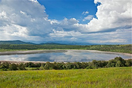 simsearch:862-03355368,k - Lake Nyamunuka is a mildly saline volcanic crater lake in the crater lake region of Ugandas Queen Elizabeth National Park, Uganda, Africa Photographie de stock - Rights-Managed, Code: 862-06543236