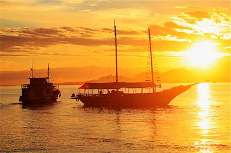 simsearch:862-06541038,k - Brazil, Rio de Janeiro State, Angra dos Reis, Ilha Grande, a fishing boat and a schooner silhouetted against the sunset over the Costa Verde, Green Coast, Foto de stock - Con derechos protegidos, Código: 862-06675708