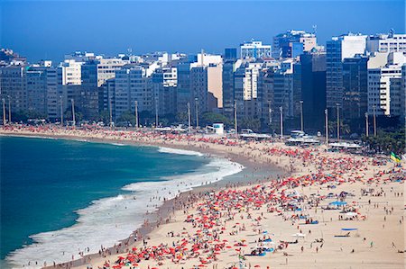 South America, Brazil, Rio de Janeiro, general view of Copacabana Beach showing hundreds of red parasols, the new beachside cafes, apartment blocks and the Atlantic Avenue Stockbilder - Lizenzpflichtiges, Bildnummer: 862-06675796