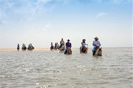 simsearch:862-06675931,k - South America, Brazil, Para, Amazon, Marajo island, tourists on horseback riding on the beach near Soure Photographie de stock - Rights-Managed, Code: 862-06675971