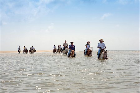 simsearch:862-06675926,k - South America, Brazil, Para, Amazon, Marajo island, tourists on horseback riding on the beach near Soure Foto de stock - Con derechos protegidos, Código: 862-06675971