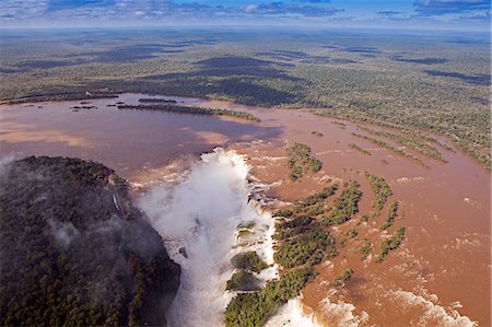 South America, Brazil, Parana, aerial view of the Devils Throat at the Iguazu falls when in full flood on the frontier of Brazil and Argentina. Foto de stock - Con derechos protegidos, Código: 862-06675988