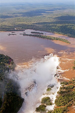 South America, Brazil, Parana, aerial view of the Devils Throat at the Iguazu falls when in full flood on the frontier of Brazil and Argentina. Foto de stock - Con derechos protegidos, Código: 862-06675989