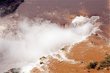 South America, Brazil, Parana, aerial view of the Devils Throat at the Iguazu falls when in full flood and lying on the frontier of Brazil and Argentina. Foto de stock - Con derechos protegidos, Código: 862-06675990