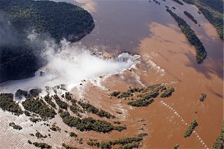 South America, Brazil, Parana, aerial view of the Devils Throat at the Iguazu falls when in full flood. The falls lie on the frontier of Brazil and Argentina. Foto de stock - Con derechos protegidos, Código: 862-06675991
