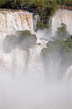 simsearch:862-06675986,k - South America, Brazil, Parana, a viewing platform at the Iguazu falls in full flood and lying on the frontier of Brazil and Argentina. Photographie de stock - Rights-Managed, Code: 862-06675993