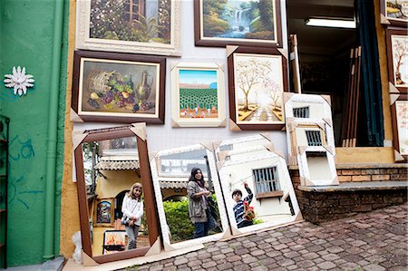 simsearch:862-06542557,k - South America, Brazil, Sao Paulo, Embu das Artes, paintings and mirrors for sale outside a shop during the arts and crafts weekend market Photographie de stock - Rights-Managed, Code: 862-06676049