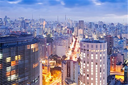 simsearch:862-06676063,k - South America, Brazil, Sao Paulo, view from the top of the Terraco Italia Tower showing the Consolacao church and neighbourhood and with Oscar Niemeyers Copan building in the foreground Foto de stock - Direito Controlado, Número: 862-06676090