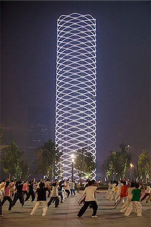 China, Tianjin. People performing Tai Chi in Yinhe Park at night. Stockbilder - Lizenzpflichtiges, Bildnummer: 862-06676185