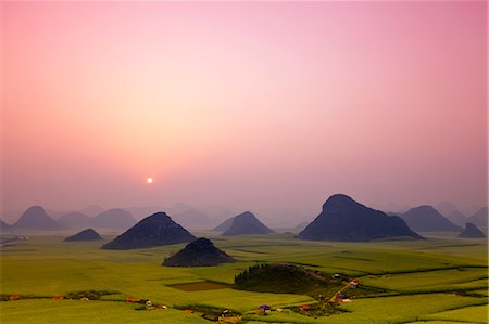 China, Yunnan, Luoping. Mustard fields in bloom amongst the karst outcrops at Luoping. Photographie de stock - Rights-Managed, Code: 862-06676225