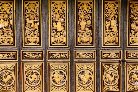 sculpter (art) - China, Yunnan, Jianshui. Decoration on doors at the Zhu Family Garden hotel, an old Chinese mansion dating back to the Qing Dynasty, in Jianshui. Photographie de stock - Rights-Managed, Code: 862-06676254