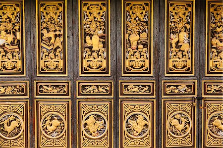 China, Yunnan, Jianshui. Decoration on doors at the Zhu Family Garden hotel, an old Chinese mansion dating back to the Qing Dynasty, in Jianshui. Stockbilder - Lizenzpflichtiges, Bildnummer: 862-06676254