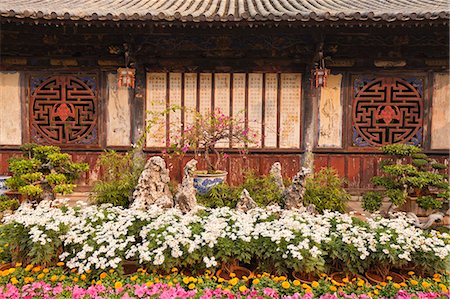 China, Yunnan, Jianshui. A peaceful couryard at the Zhu Family Garden hotel, an old Chinese mansion dating back to the Qing Dynasty, in Jianshui. Foto de stock - Con derechos protegidos, Código: 862-06676256