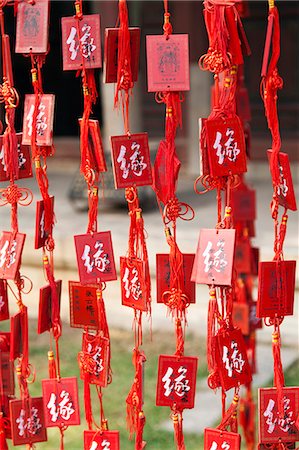 China, Yunnan, Jianshui. Lucky prayer tokens at the Confucian Temple at Jianshui. Photographie de stock - Rights-Managed, Code: 862-06676261